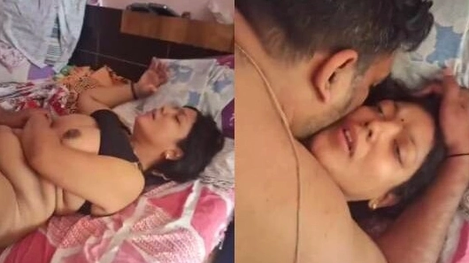 A passionate Gujarati bhabhi fucks the front husband.