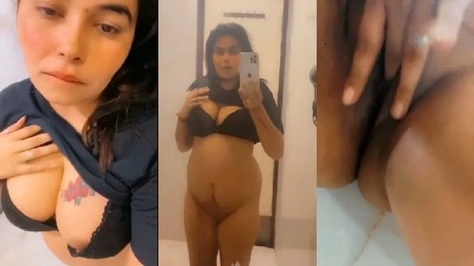 Big-handed woman’s XNXXX finger thrill